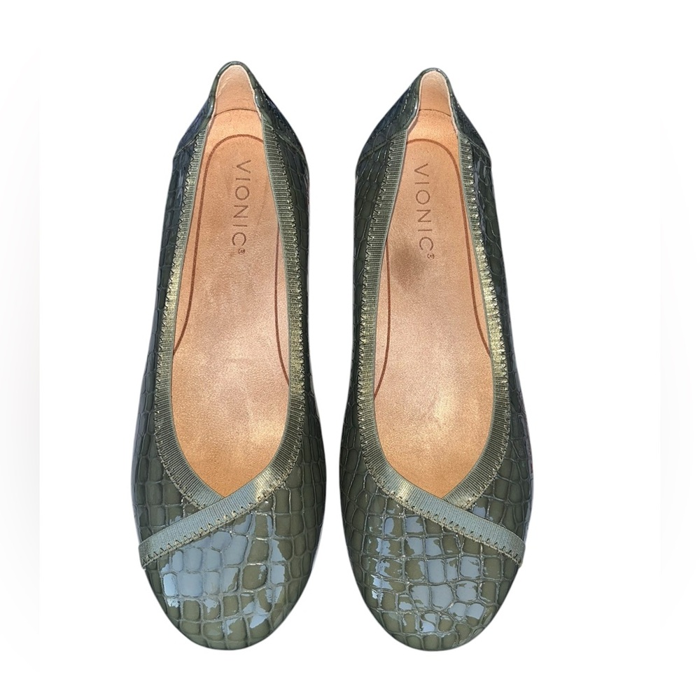VIONIC Green Carroll Flats with Arch Support Size 6.5